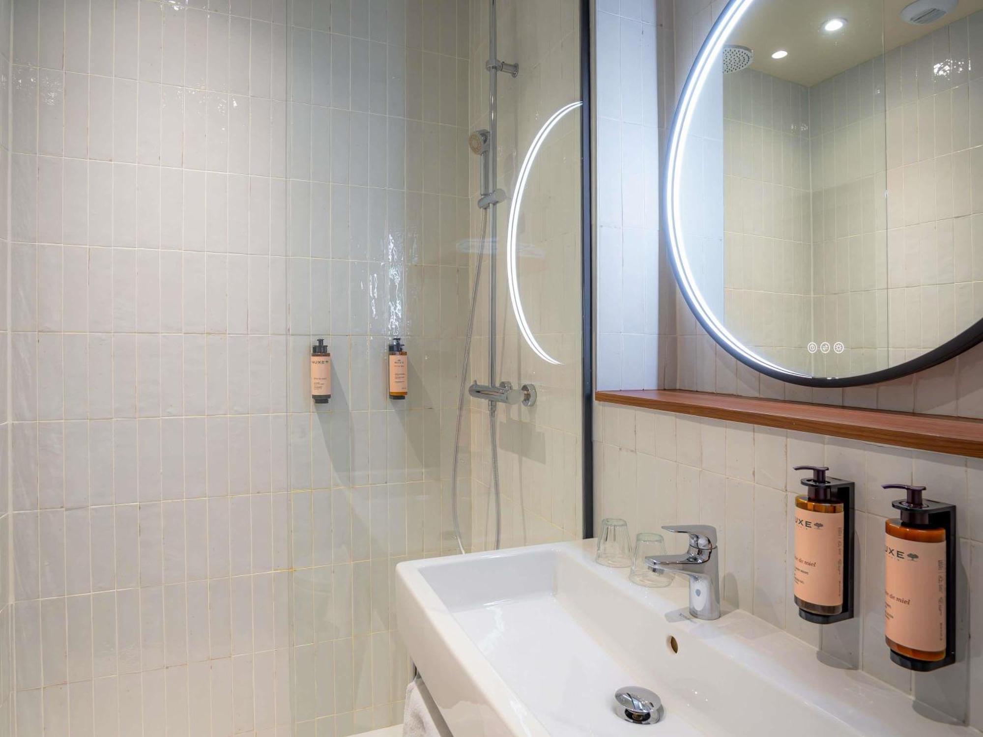Privilege room queen-size double bed and 1 sofa bed for 1 person